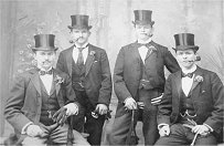Zum Vergrösssern bitte anklicken - Links Franz Lidecke 1898 mit seinen Kollegen in London